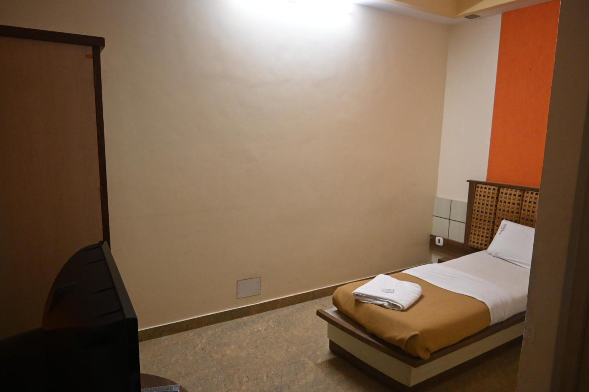 Hotel Ashlesh Manipal Esterno foto